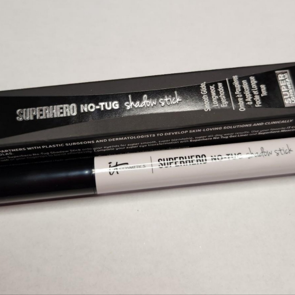 It Cosmetics Superhero no-tug shadow stick in Passionate
